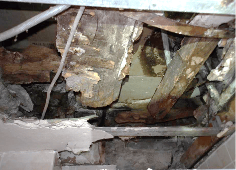 Dégradation d’une poutre en bois sous une salle de bain